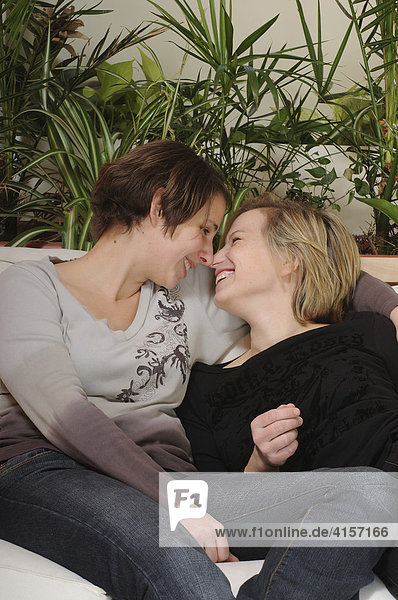 Lesbisches Paar auf dem Sofa