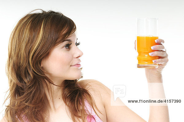Junge Frau trinkt Saft
