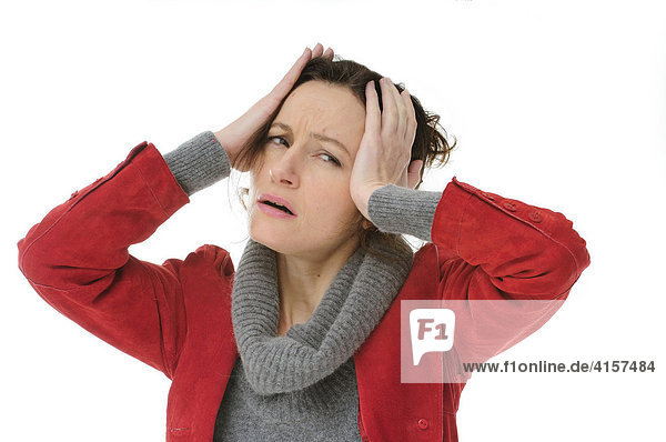 Frau im roten Mantel hat Kopfschmerzen (Freisteller)