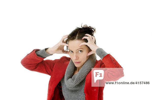 Frau im roten Mantel hat Kopfschmerzen (Freisteller)