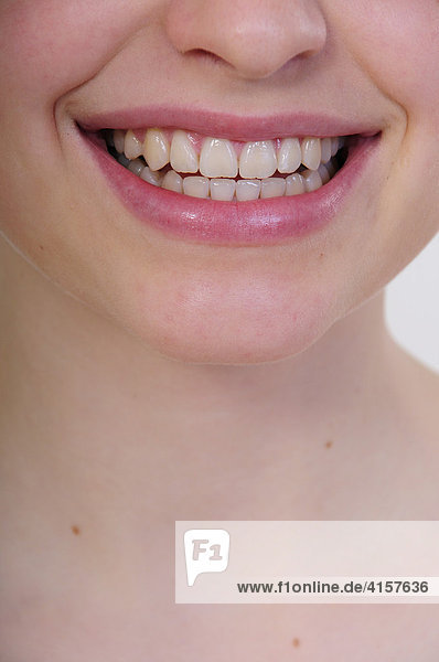 Lächelnder Mund mit schönen Zähnen (close Up)