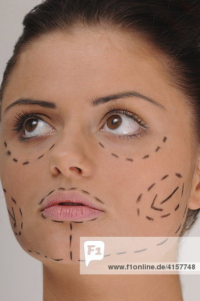 Portrait junge Frau vor Schönheitsoperation  Gesicht mit Zeichnung für Operation  Linien