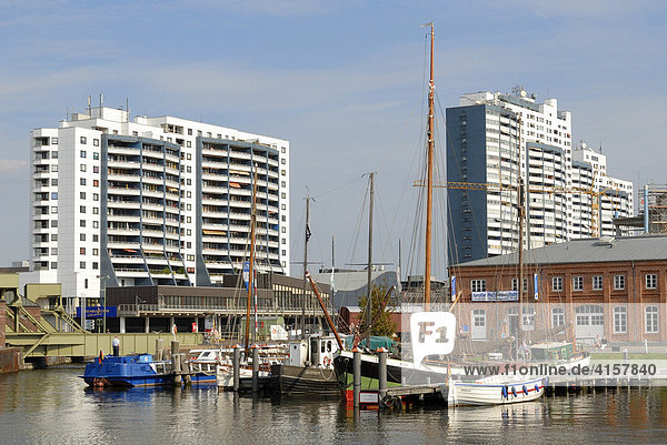 Der alte Hafen mit dem Columbus-Center im Hintergrund - Bremerhaven  Bremen Deutschland  Europa.
