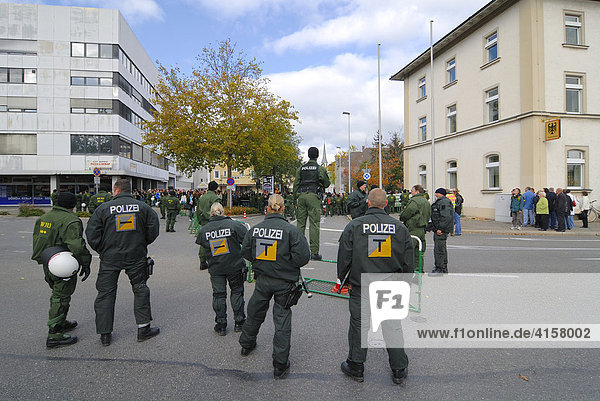 Polizisten sichern eine Demonstration - Singen  Landkreis Konstanz  Baden Wuerttemberg  Germany  Europe.