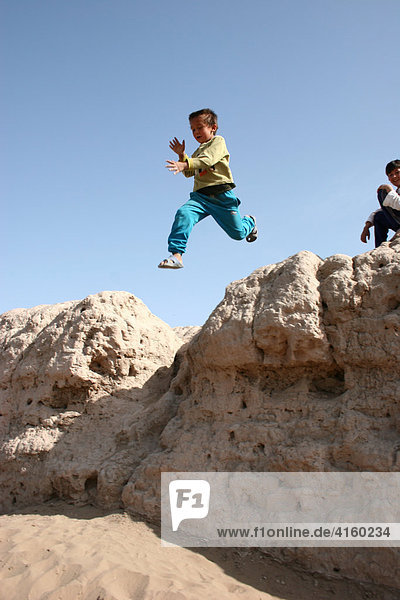 Spielende Kinder  Wüste Kysylkym  Rote Wüste  Usbekistan