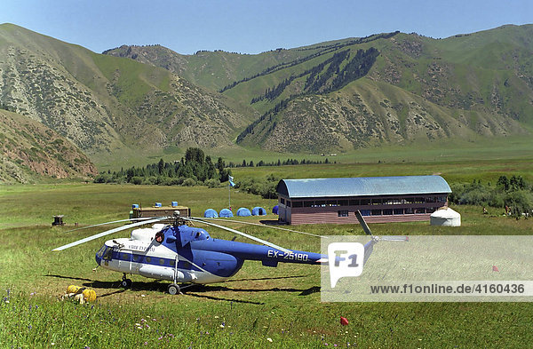 Hubschrauber im Gebirge  Akkol Canyon  Kasachstan