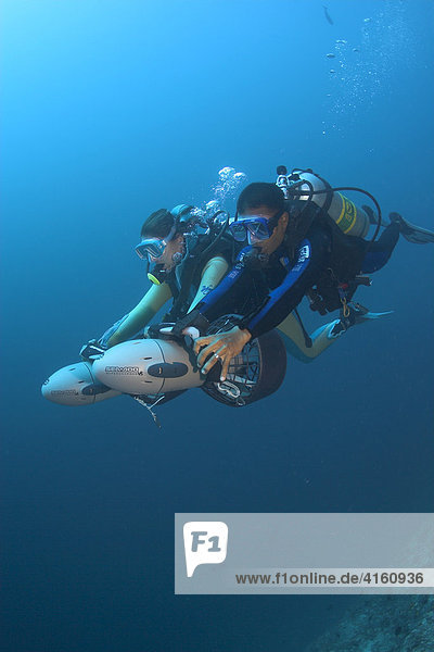 Taucher mit einem Unterwasser Scooter  Malediven