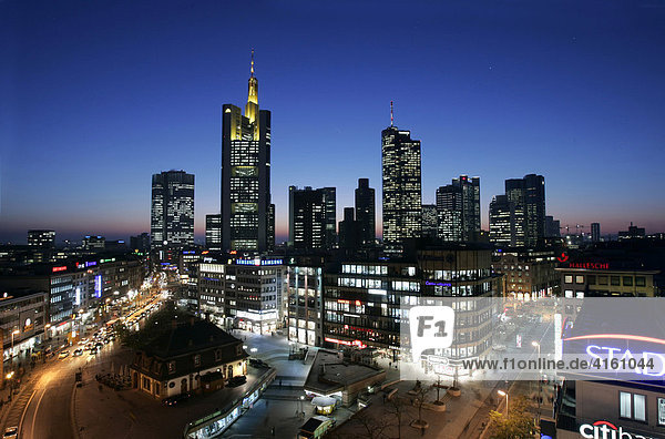 Bankenviertel mit der Katharinenkirche und der Hauptwache nachts  Frankfurt  Hessen  Deutschland