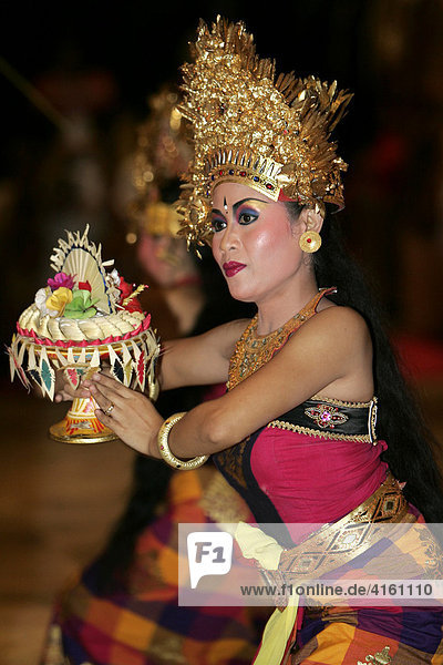 Tänzerin zeigt den traditionellen Legong-Tanz in Bali  Indonesien