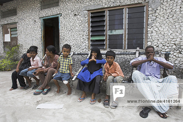 Maledivische Familie vor ihrem Haus  Malediven