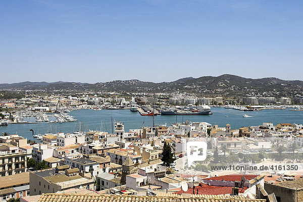 Ibiza Stadt  Altstadt mit dem Hafen  Ibiza  Spanien