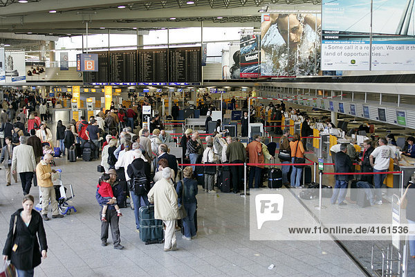 Passagiere in der Abflughalle  Flughafen  Frankfurt  Hessen  Deutschland