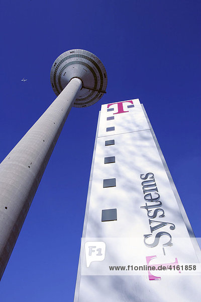 Der Fernsehturm - Ginnheimer Spargel -   334  95 Meter hoch und das Firmenschild von T-Systems    Frankfurt  Hessen  Deutschland.