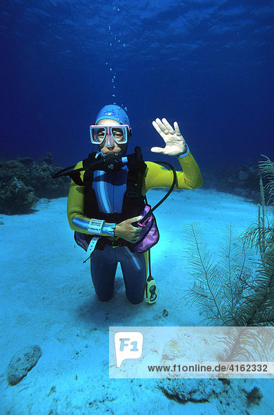 Underwater sign language hold attention   the Caribbean.