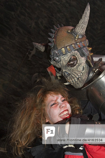Traditionelles Halloween Spektakel auf der Burg Frankenstein. Ein Monster erschreckt ein kleines Mädchen  Burg Frankenstein  Hessen  Deutschland