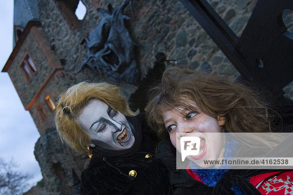 Traditionelles Halloween Spektakel auf der Burg Frankenstein. Ein Vampir erschreckt ein kleines Mädchen  Burg Frankenstein  Hessen  Deutschland