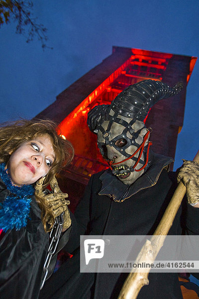 Traditionelles Halloween Spektakel auf der Burg Frankenstein. Ein Monster erschreckt ein kleines Mädchen  Burg Frankenstein  Hessen  Deutschland