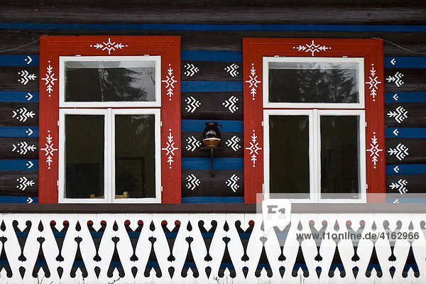 Traditionell bunt bemaltes Haus in der Hohen Tatra im Feriendorf Zdiar  Slowakei  Europa