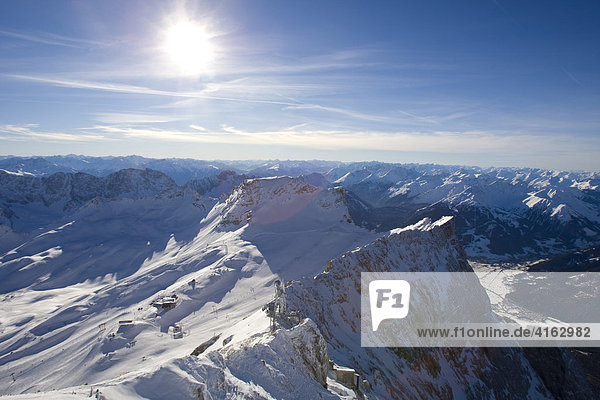 Skigebiet auf der Zugspitze mit dem Blick nach Ehrwald Österreich Europa