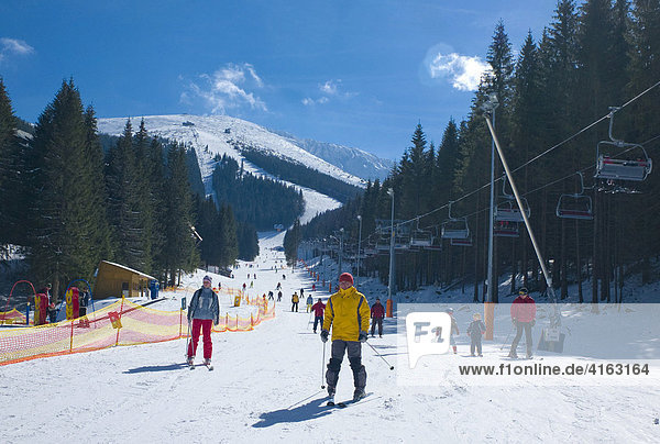 Skigebiet in Jasna  hinten die Skipiste Lukova  Niedere Tatra  Slowakei