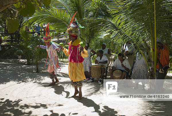 Traditioneller Volkstanz der Garifuna  aufgeführt als Touristenattraktion  Roatan  Honduras  Zentralamerika