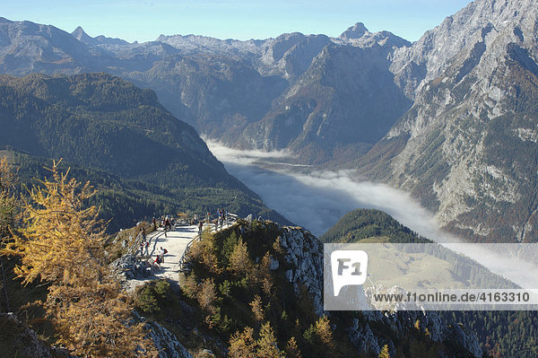 Der Königsee im Nationalpark Berchtesgaden  bedeckt vom Bodennebel  gesehen vom Aussichtspunkt des Jenner