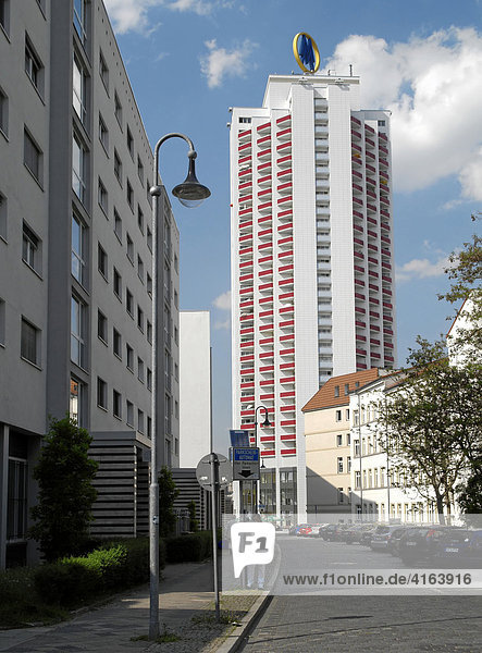 Die Schützenstraße mit Wohnhäusern und dem Wintergartenhochhaus in Leipzig  Deutschland