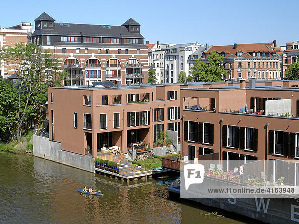 Moderne Einfamilienhäuser und Gebäude des Elsterparkes in Leipzig  Deutschland