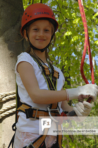 Mädchen mit Ausrüstung zum Klettern  Kletterwald Neroberg  Wiesbaden  Hesen  Deutschland