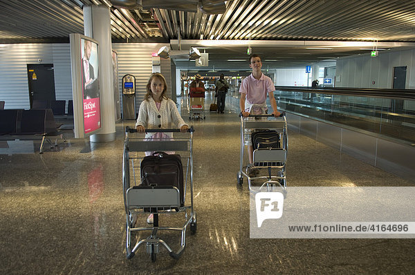Jugendlichen mit Gepäckwagen  Flughafen Frankfurt  Hessen  Deutschland