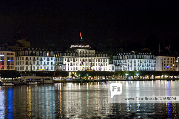 Nachtaufnahme Hotel Schweizer Hof Luzern mit Vierwaldstätter See  Kanton Luzern  Schweiz