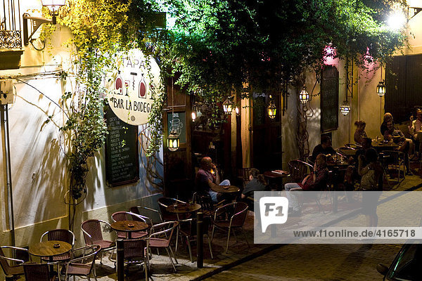 Nightlife in den Strassen der Altstadt von Eivissa  Ibiza  Balearen  Spanien