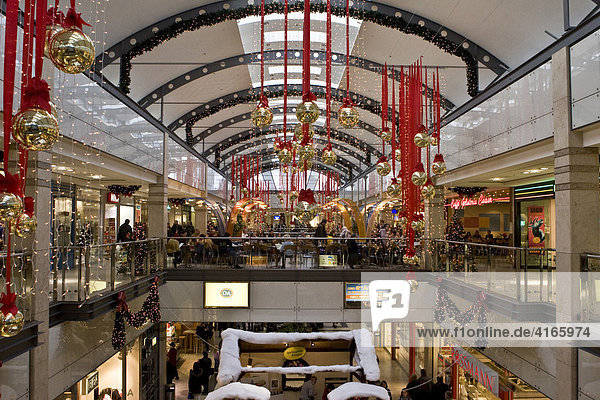Weihnachtsdekoration in einem Einkaufszentrum mit Kunden  die Weihnachtseinkäufe tätigen  Neu Isenburg  Hessen  Deutschland