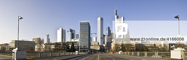 Panorama Skyline Frankfurt  Blick von der Untermainbrücke auf die Hochhäuser von Frankfurt mit der Commerzbank  der EZB  Frankfurt  Hessen  Deutschland