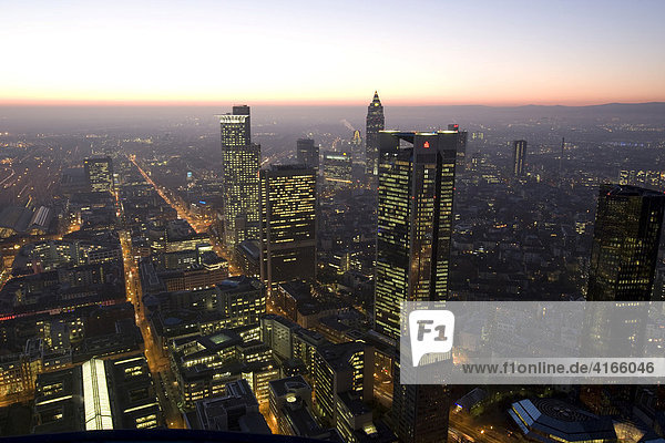 Skyline  Hochhäuser von Frankfurt in der Abenddämmerung  Frankfurt  Hessen  Deutschland