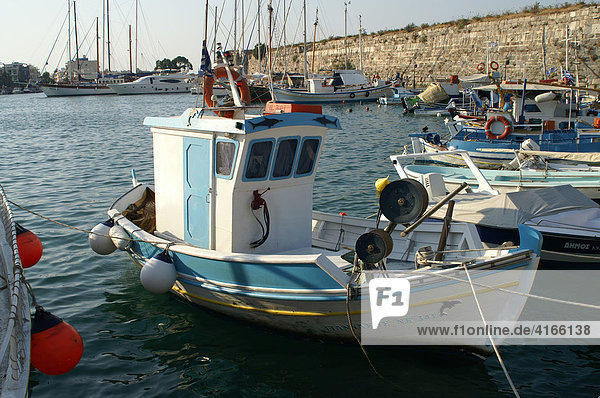 Hafen von Kos Stadt mit typischen griechischen Fischerbooten  Kos  Dodekanes  Griechenland