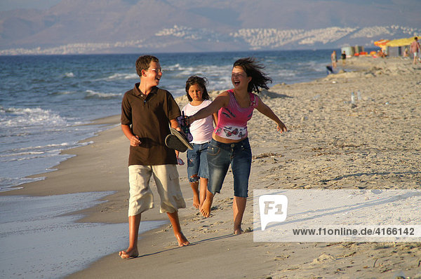 Kinder spielen am Strand von Kos  Dodekanes  Griechenland
