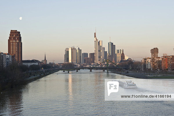 Skyline von Frankfurt am Main aus dem Osten in der Morgensonne mit der Commerzbank und der Helaba  Frankfurt am Main  Hessen  Deutschland