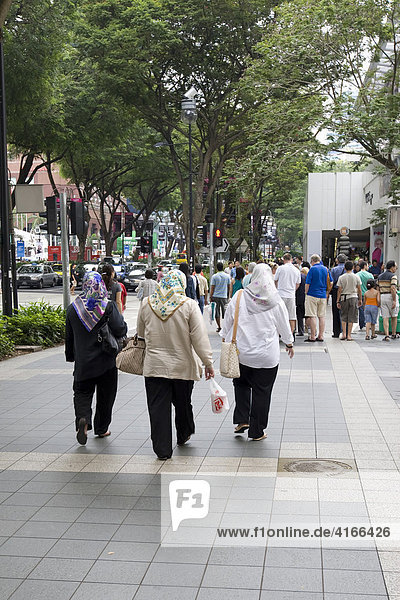 Moslemische Frauen laufen an der Orchard Road  Singapur  Südostasien