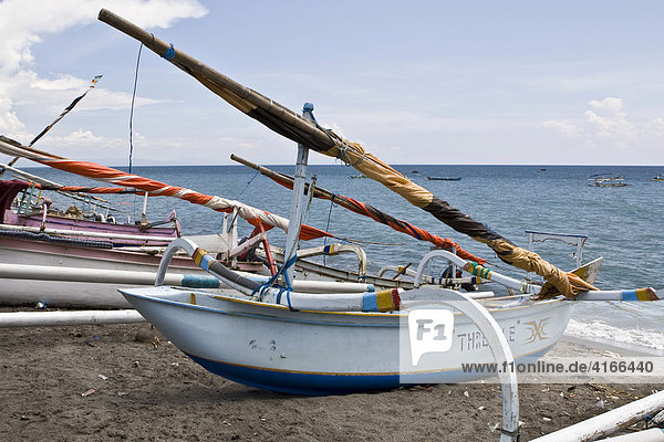 Typisches balinesisches Auslegerboot liegt am Strand von Matram  Insel Lombok  Kleine Sunda-Inseln  Indonesien
