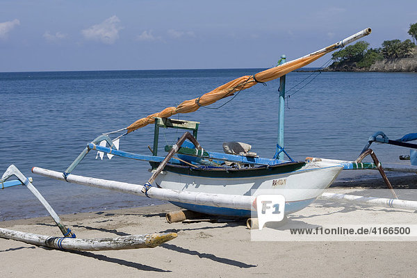 Einheimische Fischerboote  Auslegerboote liegen am Strand von Sengiggi  Insel Lombok  Kleine Sunda-Inseln  Indonesien
