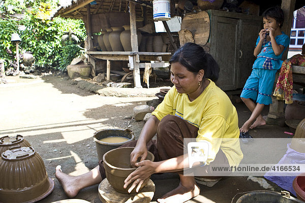Frau fertigt einem Topf aus Ton in traditioneller Technik  Banyumulek  Insel Lombok  Kleine-Sunda-Inseln  Indonesien