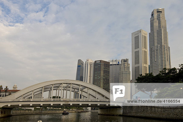Financial District und Anderson Bridge an der Marina Bay  Singapur River  Singapur  Stadtstaat  Republik Singapur  Südostasien