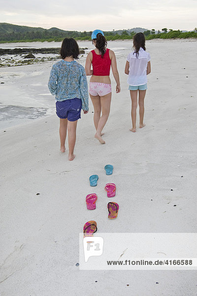 Vier Kinder Springen Vor Freude Am Strand In Die Luft Insel Lombok Kleine Sunda Inseln Indonesien Asien Vier Kinder Springen Vor Freude Am Strand In Die Luft Insel Lombok Kleine Sunda Inseln Indonesien Asien