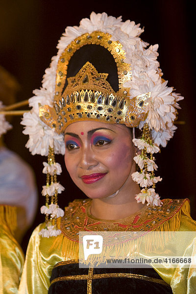Tänzerin aus Bali führt einen Tanz auf der Insel Lombok auf  Kleine Sunda-Inseln  Indonesien  Asien
