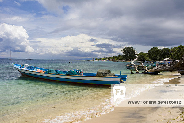 Fischerboot mit Netzen  liegt an der Insel Gilli Trawangan  Kleine Sunda-Inseln  Indonesien  Asien