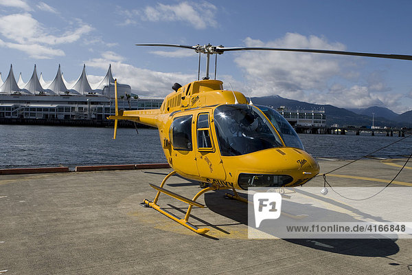 Hubschrauber steht auf einer Plattform Downtown Vancouver  British Columbia  Kanada  Nordamerika