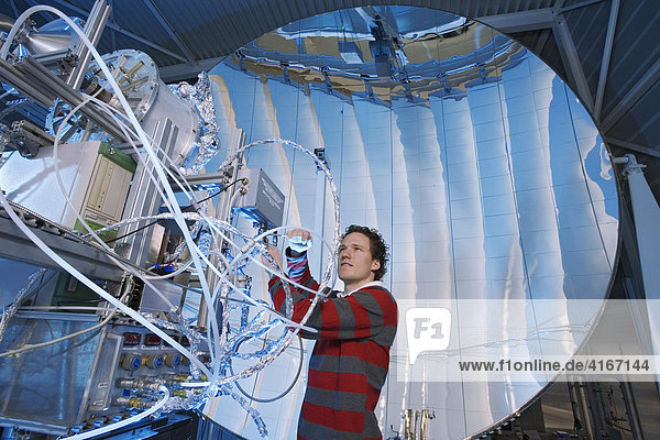 Der Ingenieur Lothar Schunk im Labor für Solartechnologie des Paul Scherrer Instituts in Villigen  Schweiz