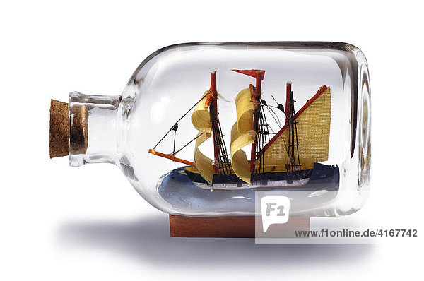 Kleines Modellschiff  Segelschiff in transparenter Flasche mit einem Korken verschlossen