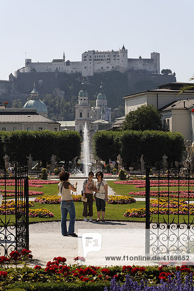 Mirabellgarten mit Blick auf Festung Hohensalzburg  Salzburg   Österreich